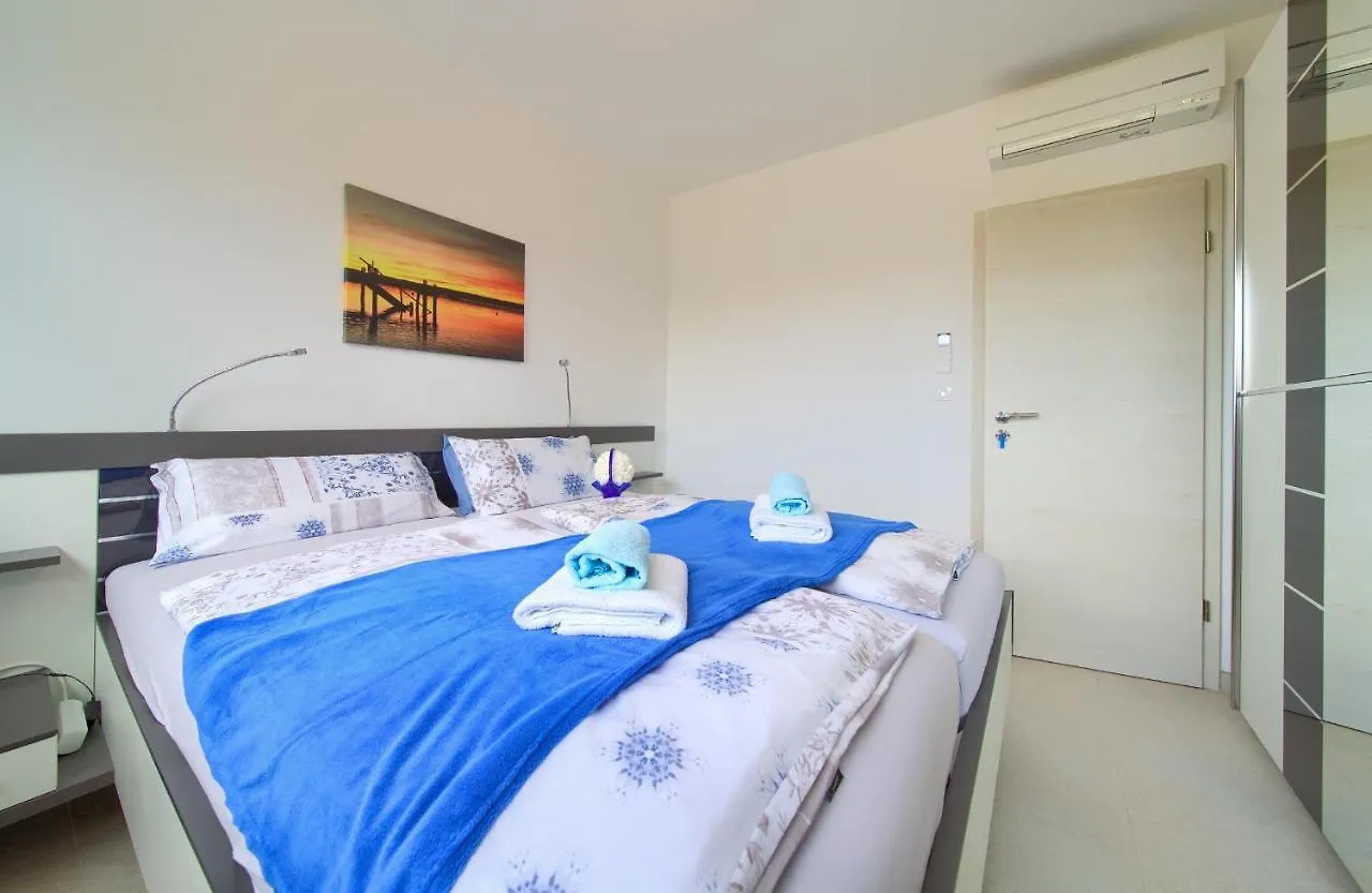 Villa Helines***** Linardici 0*,