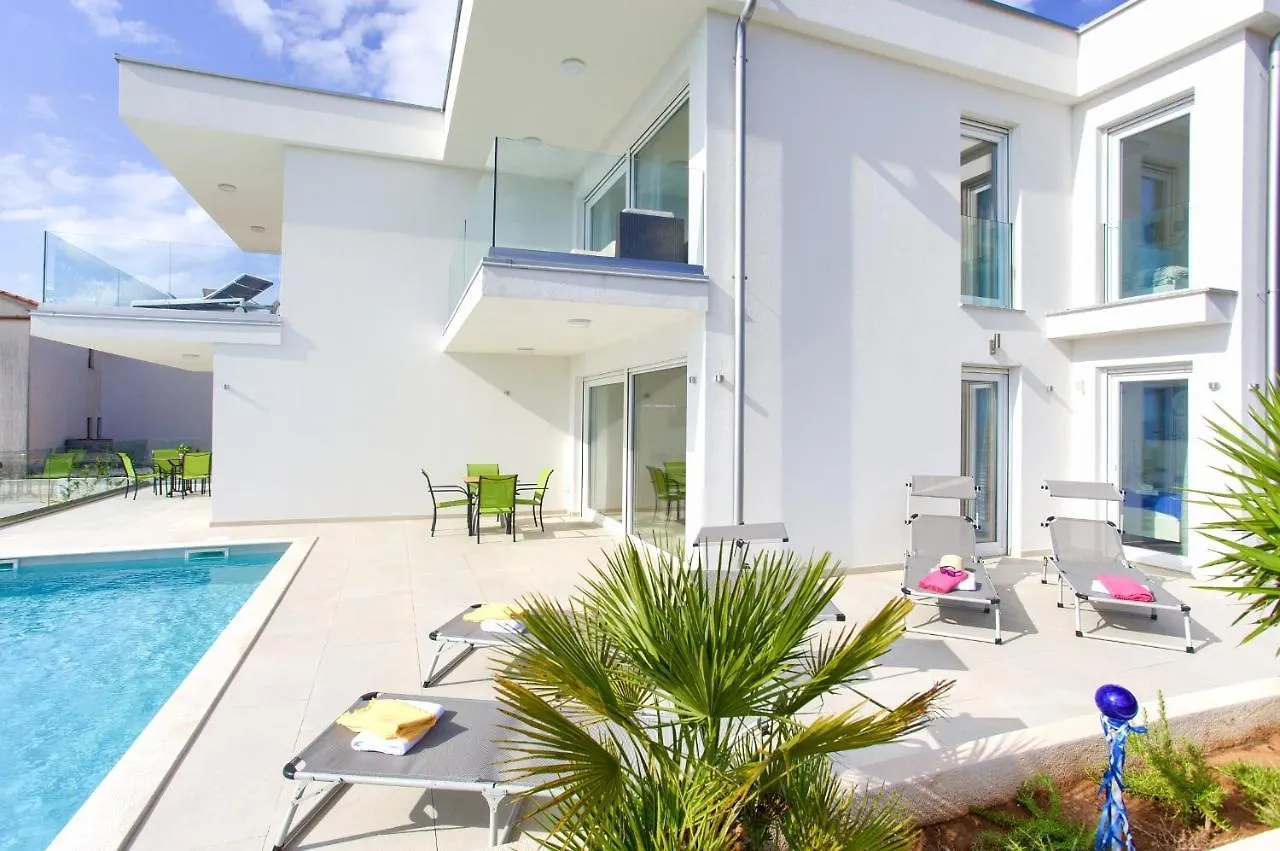 Villa Helines***** Linardici 0*,